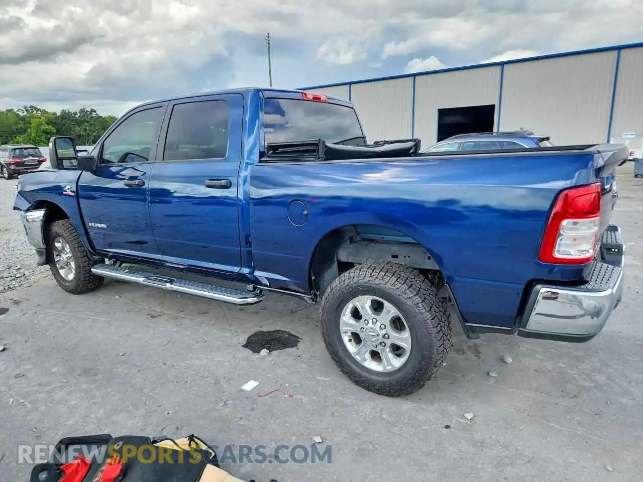 2 fotografías del automóvil dañado 3C6UR5DL4PG654053 RAM 2500 2023