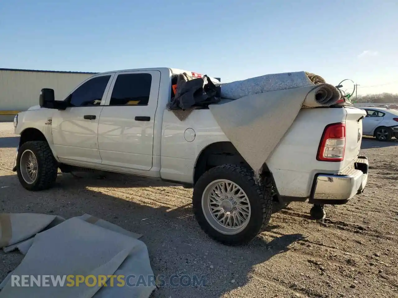 2 fotografías del automóvil dañado 3C6UR5CL0RG117345 RAM 2500 2024