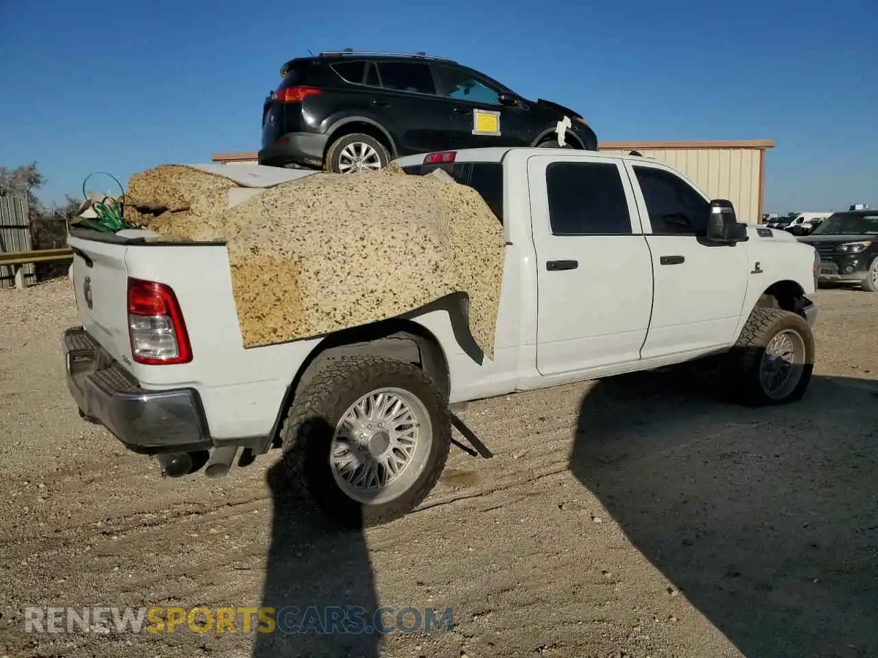 3 fotografías del automóvil dañado 3C6UR5CL0RG117345 RAM 2500 2024