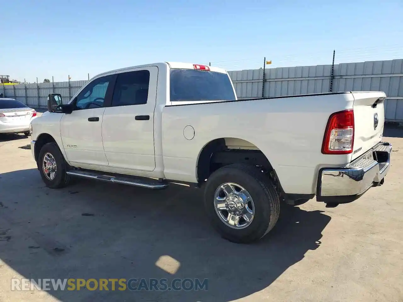 2 fotografías del automóvil dañado 3C6UR5DJ5RG354569 RAM 2500 2024