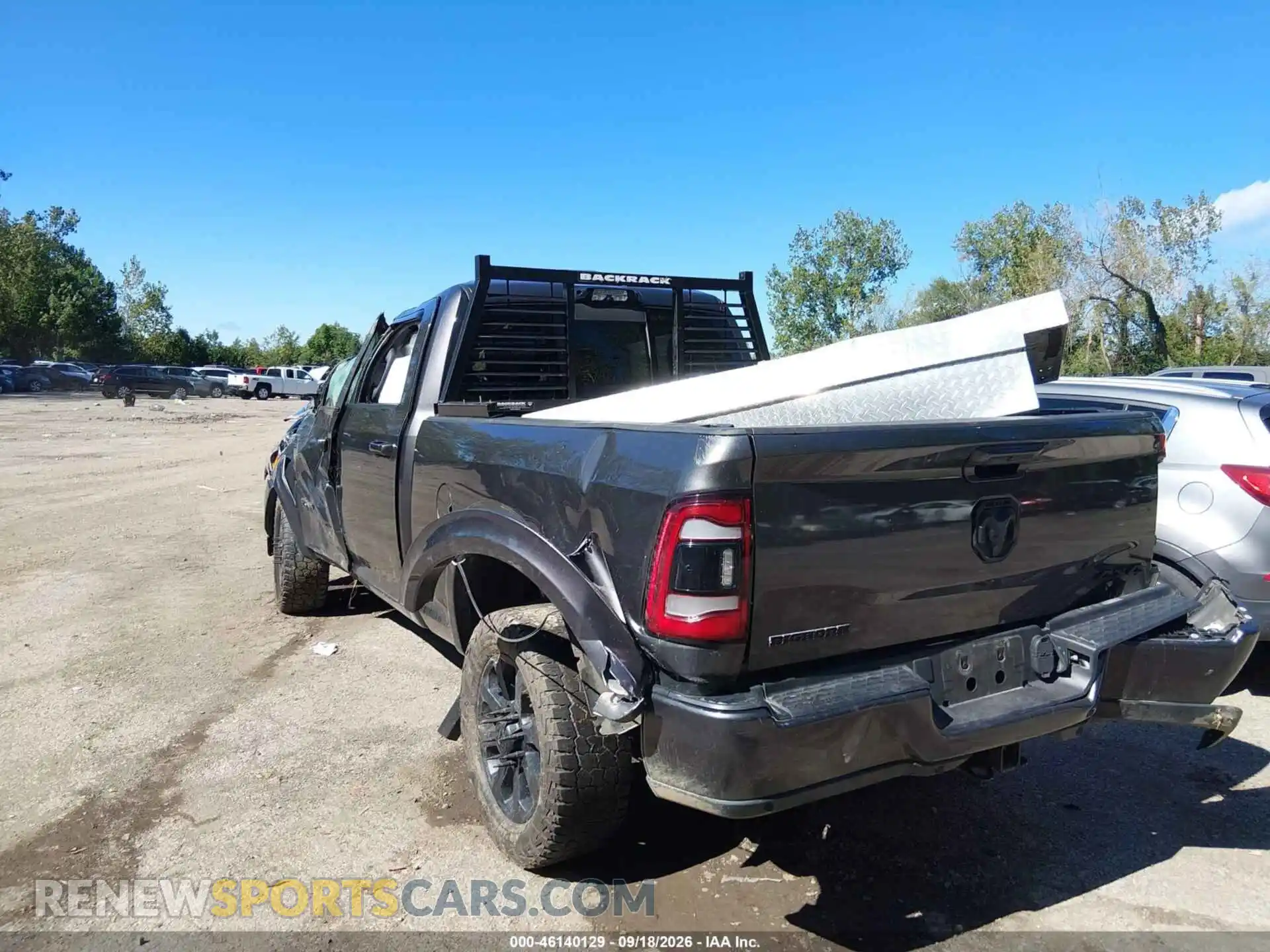 3 fotografías del automóvil dañado 3C6UR5DL2RG104059 RAM 2500 2024