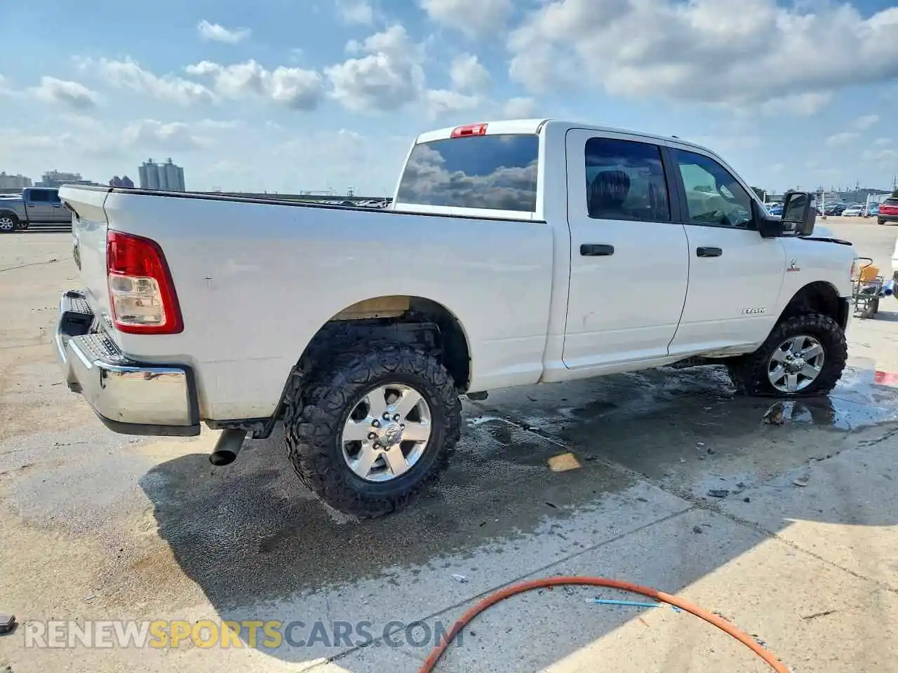 3 fotografías del automóvil dañado 3C6UR5DL6RG153975 RAM 2500 2024