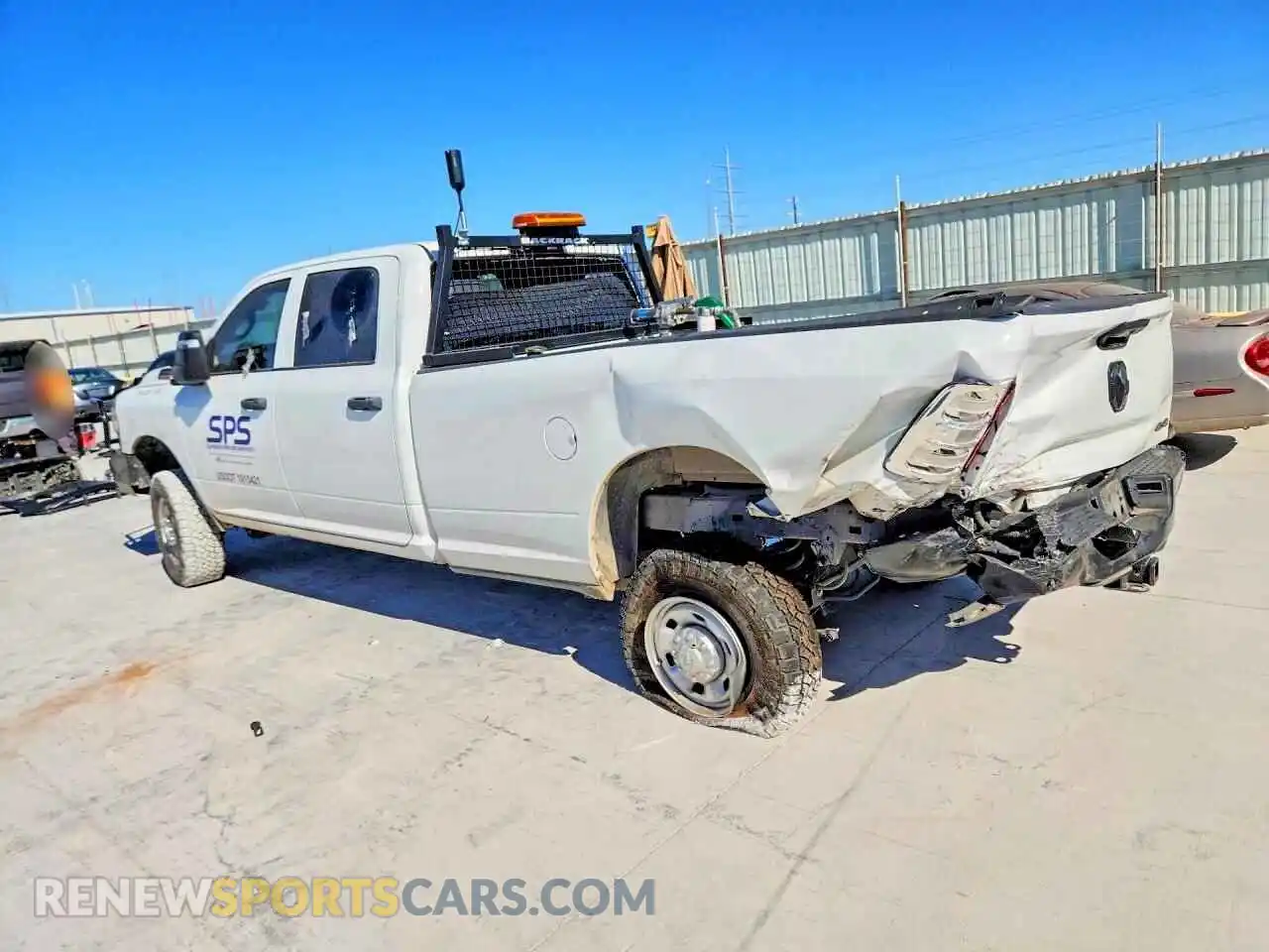 2 fotografías del automóvil dañado 3C6UR5HJXRG125833 RAM 2500 2024