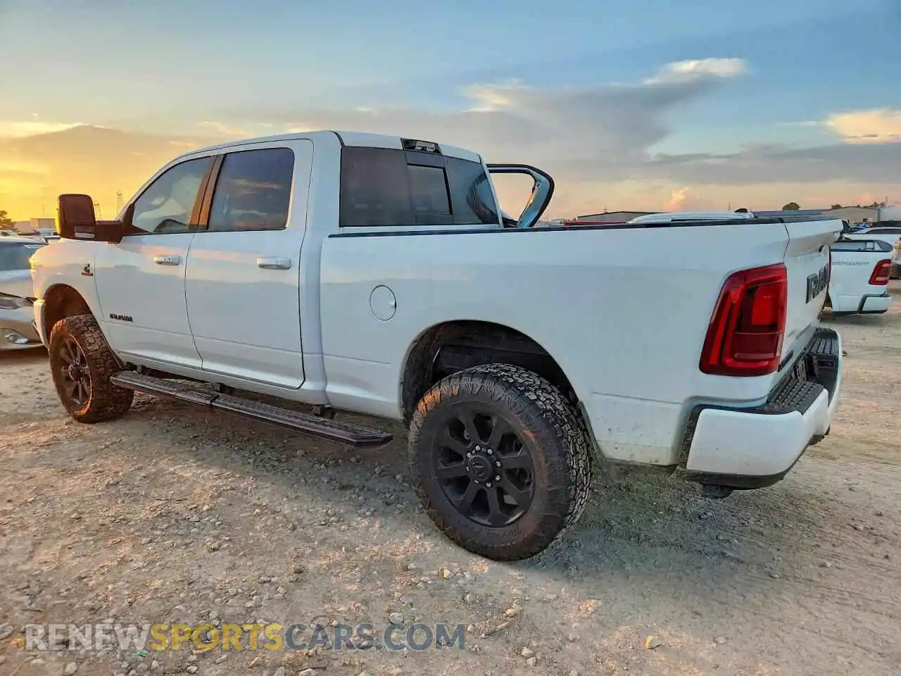 2 fotografías del automóvil dañado 3C6UR5FL8SG513007 RAM 2500 2025