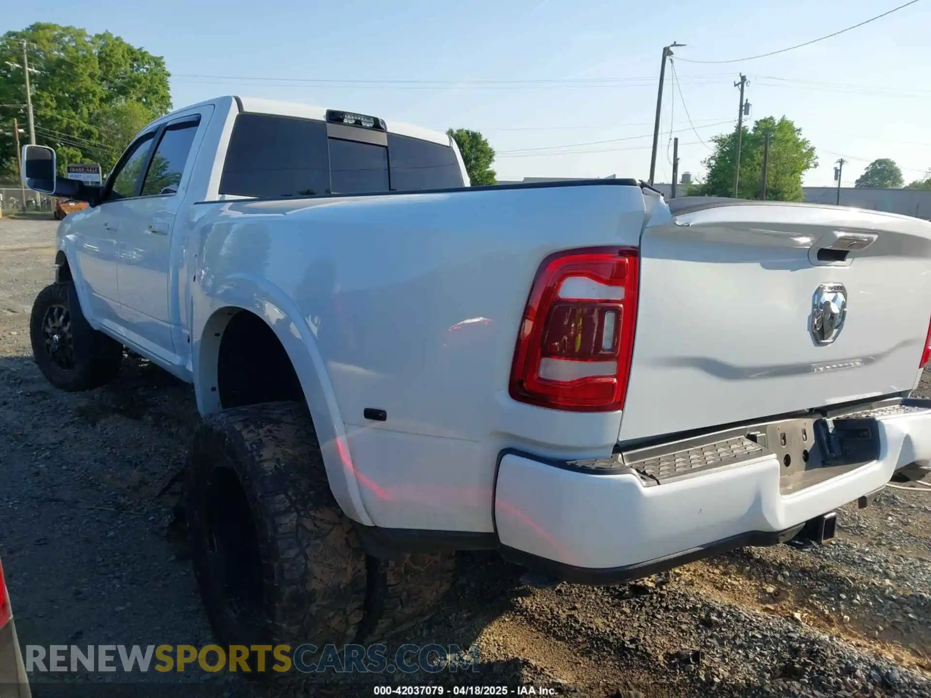 3 Photograph of a damaged car 3C63RRRLXNG312714 RAM 3500 2022
