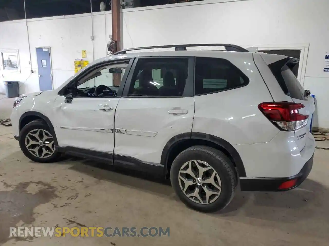 2 fotografías del automóvil dañado JF2SKAFC1MH429005 SUBARU FORESTER 2021