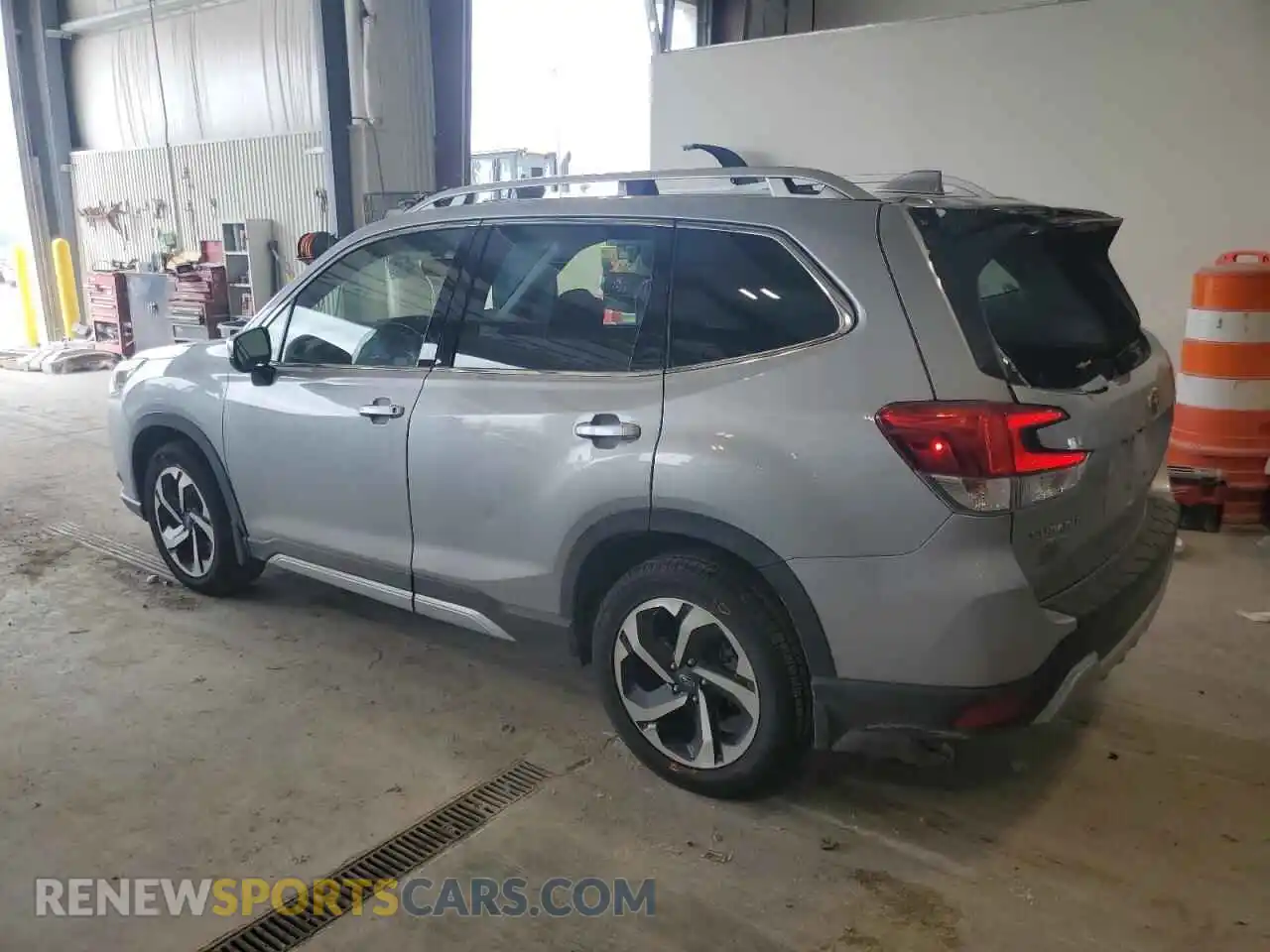 2 fotografías del automóvil dañado JF2SKARC0PH476185 SUBARU FORESTER 2023