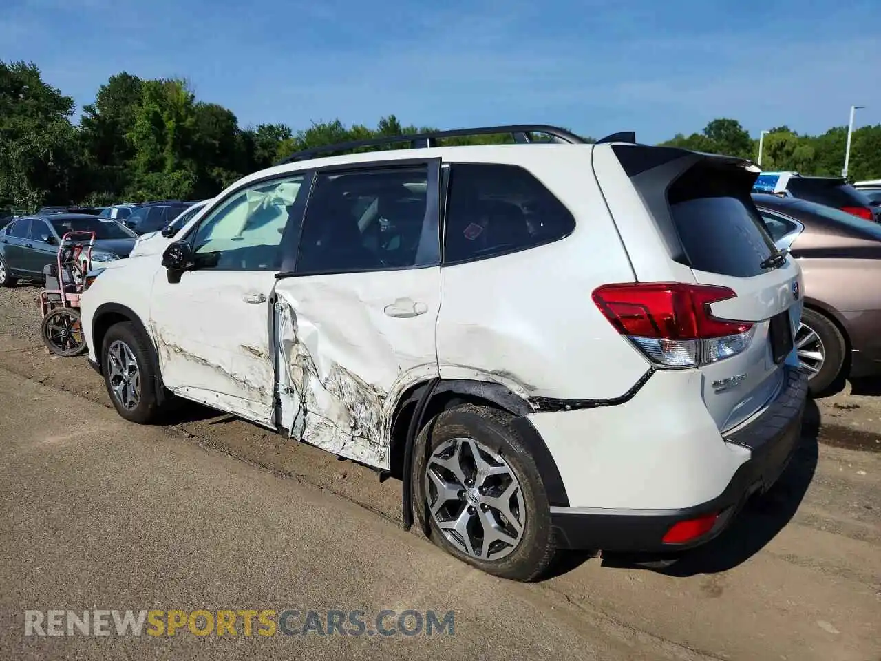 2 fotografías del automóvil dañado JF2SKADC0RH497483 SUBARU FORESTER 2024