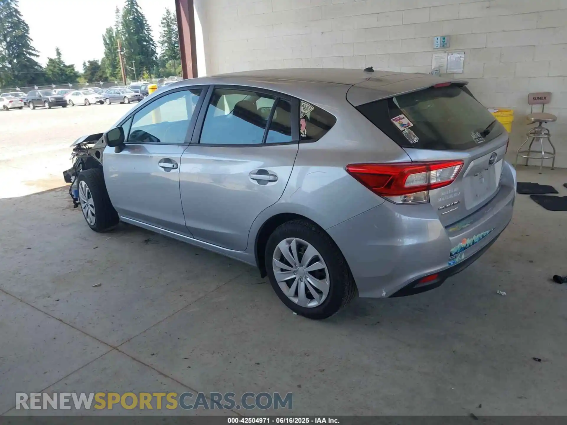 3 Фотография поврежденного автомобиля 4S3GTAA69K3743689 SUBARU IMPREZA 2019