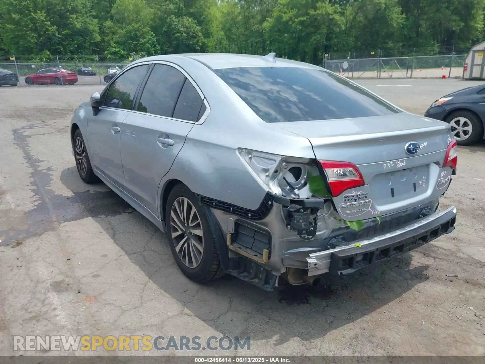 3 Фотография поврежденного автомобиля 4S3BNAF65K3034819 SUBARU LEGACY 2019