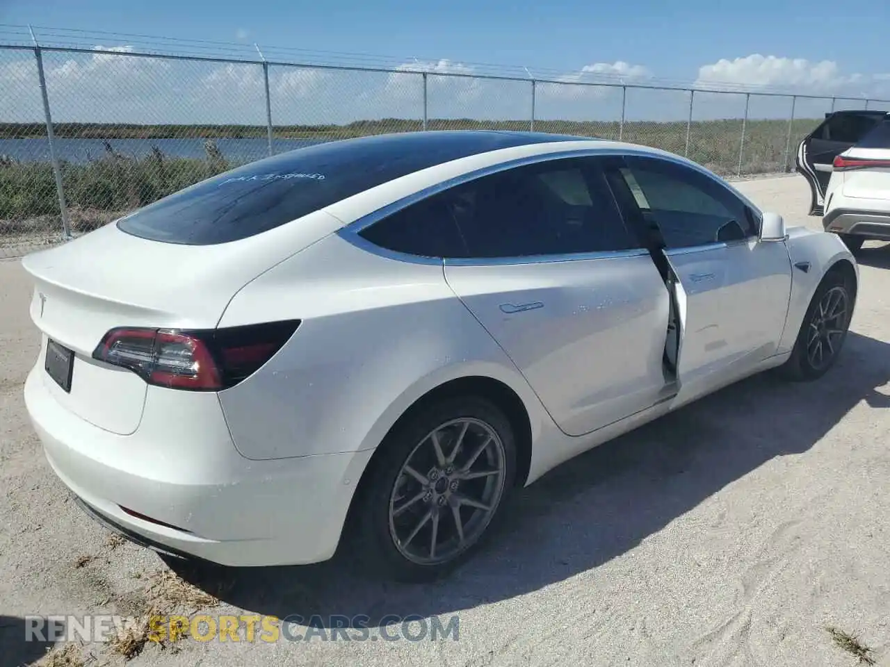 3 Photograph of a damaged car 5YJ3E1EA5LF706845 TESLA MODEL 3 2020