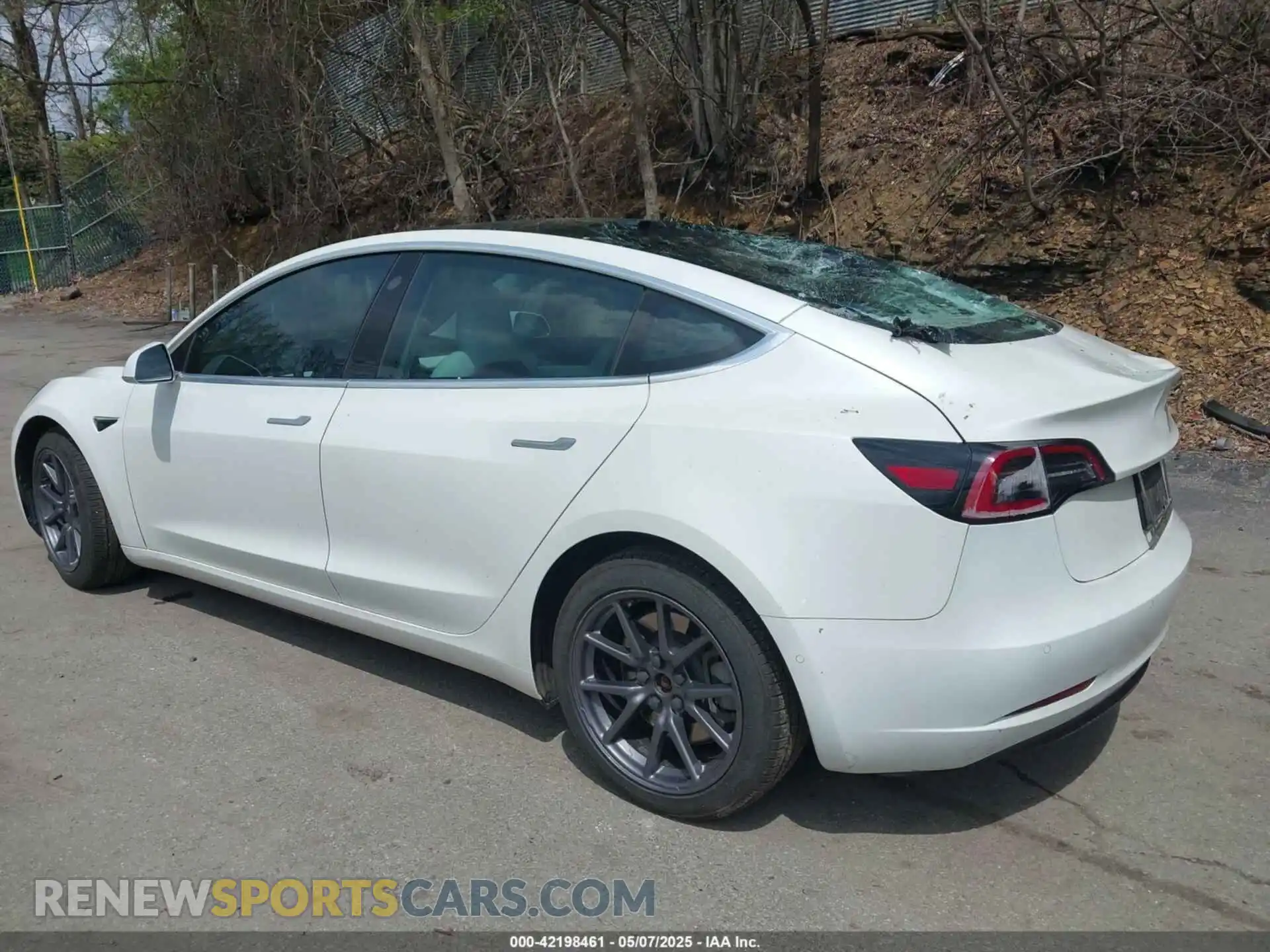 3 Photograph of a damaged car 5YJ3E1EB0LF712545 TESLA MODEL 3 2020