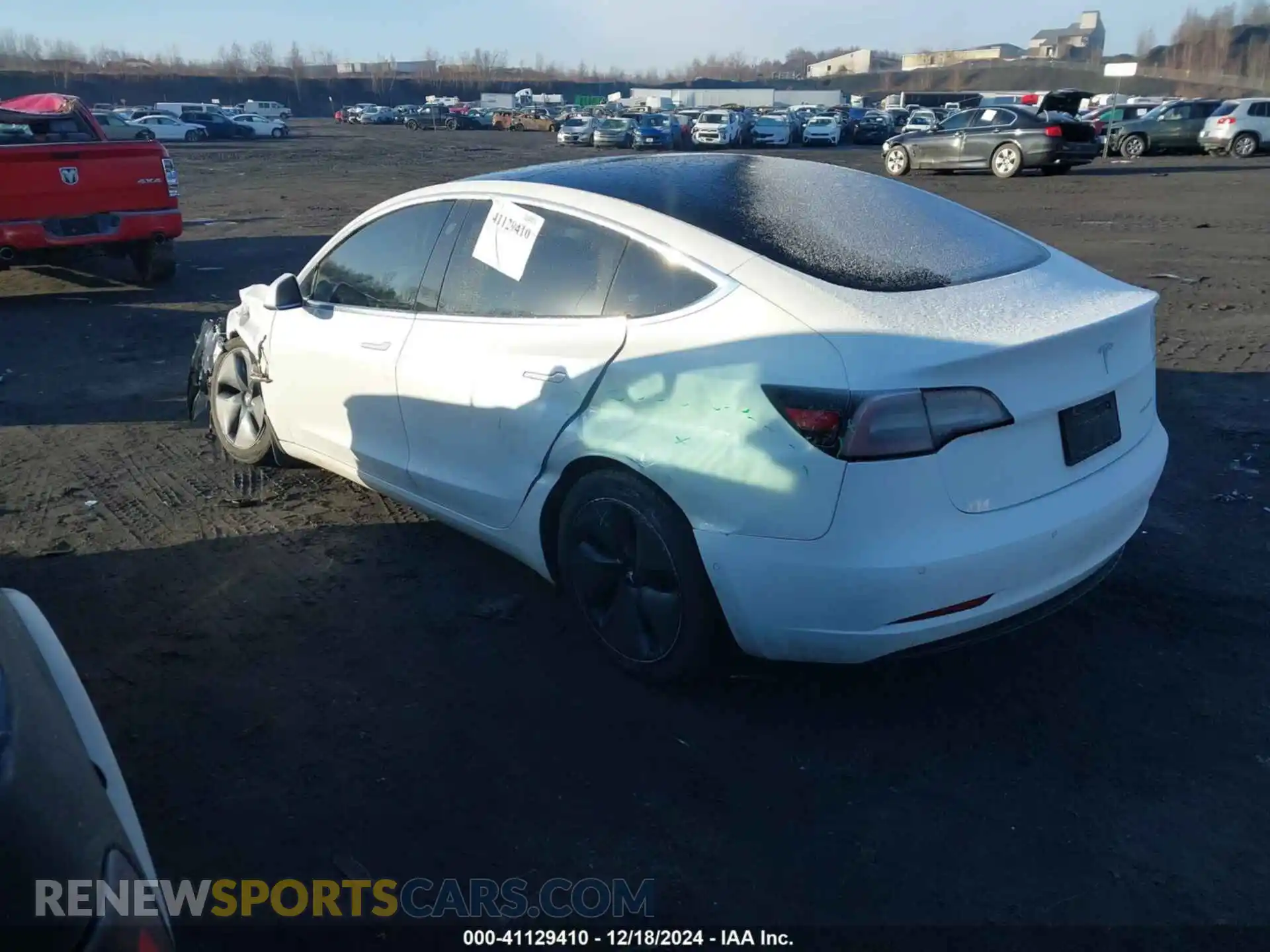 3 Photograph of a damaged car 5YJ3E1EB2LF711686 TESLA MODEL 3 2020