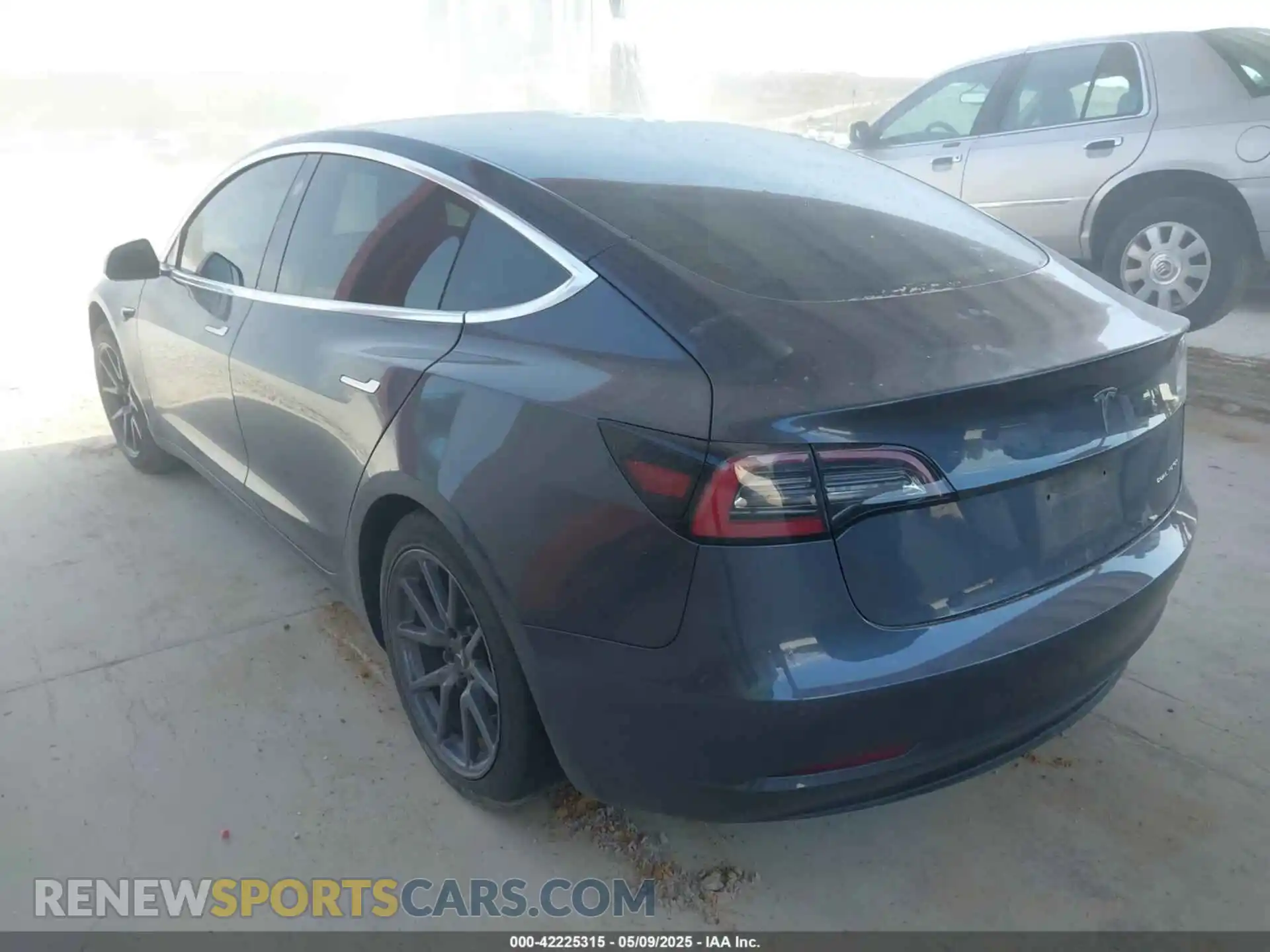 3 Photograph of a damaged car 5YJ3E1EB5LF639060 TESLA MODEL 3 2020