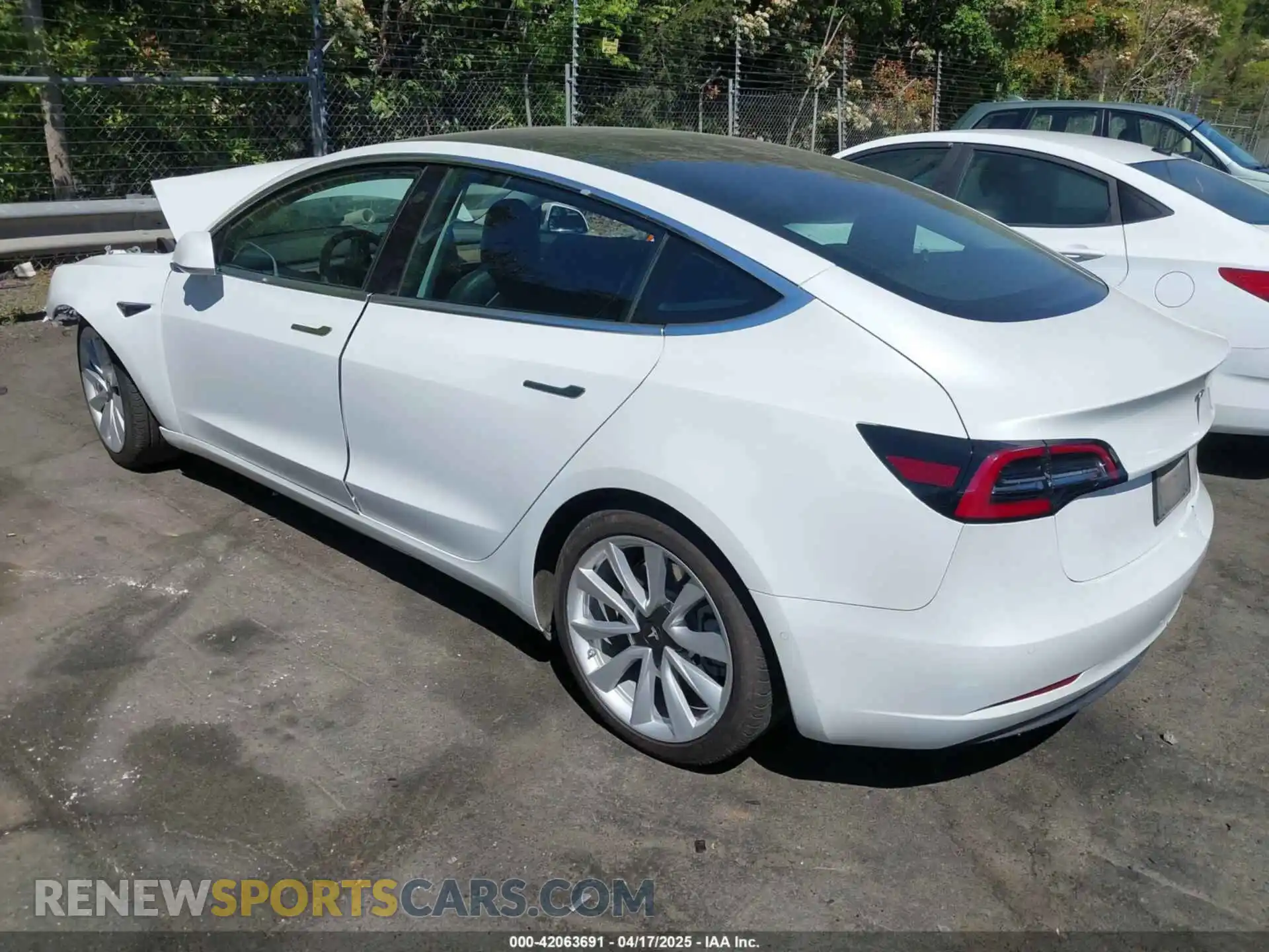 3 Photograph of a damaged car 5YJ3E1EC2LF587069 TESLA MODEL 3 2020