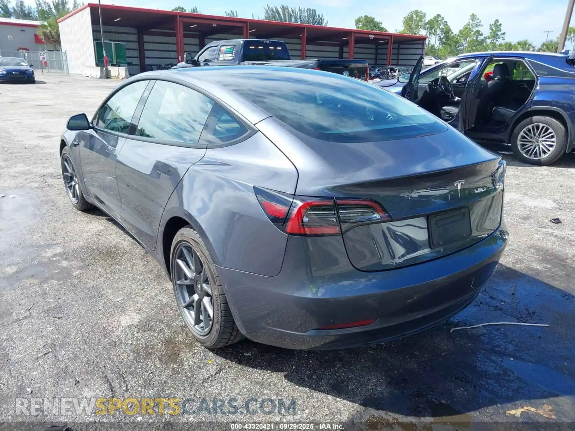 3 Photograph of a damaged car 5YJ3E1EB0MF924623 TESLA MODEL 3 2021
