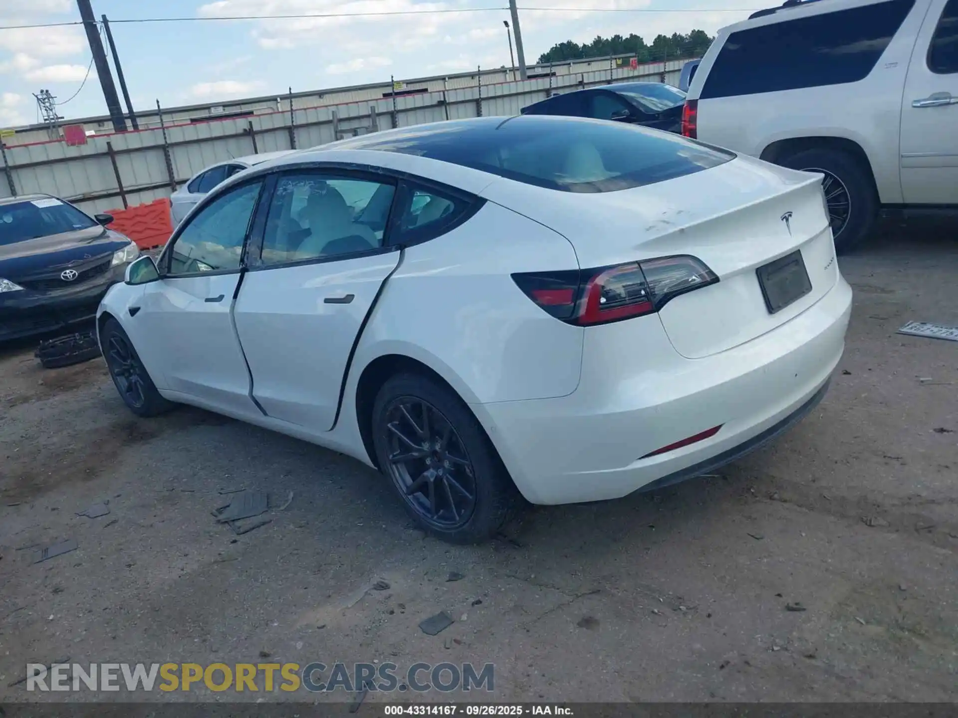 3 Photograph of a damaged car 5YJ3E1EB5MF993033 TESLA MODEL 3 2021