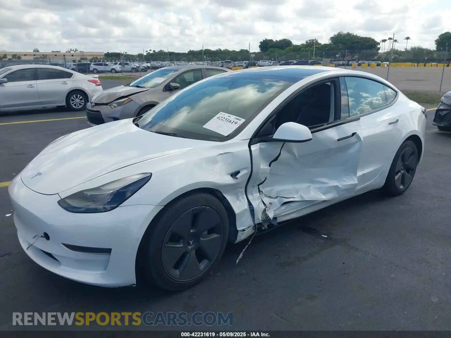 2 Photograph of a damaged car 5YJ3E1EA2NF332648 TESLA MODEL 3 2022