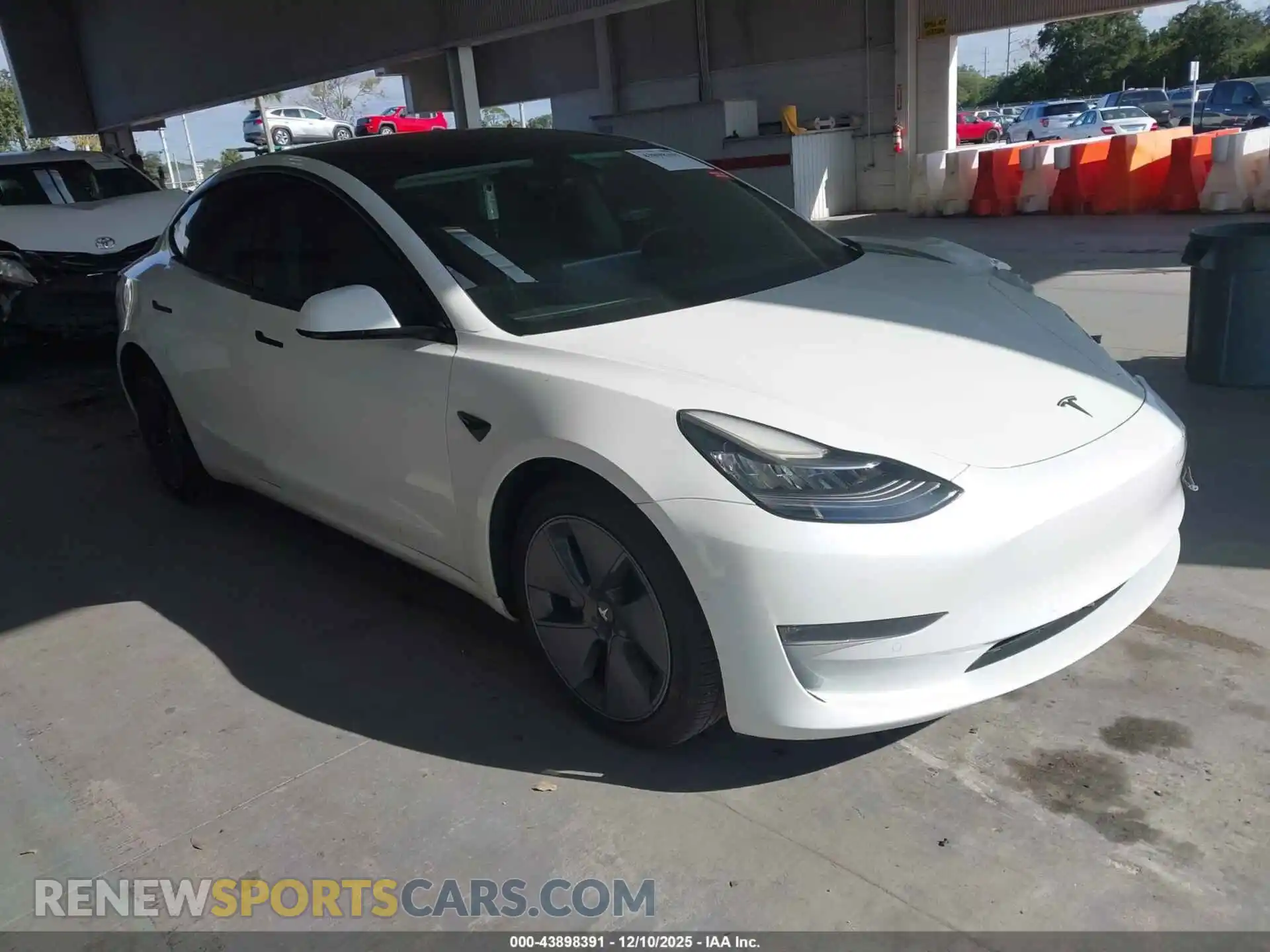 1 Photograph of a damaged car 5YJ3E1EB4NF261736 TESLA MODEL 3 2022