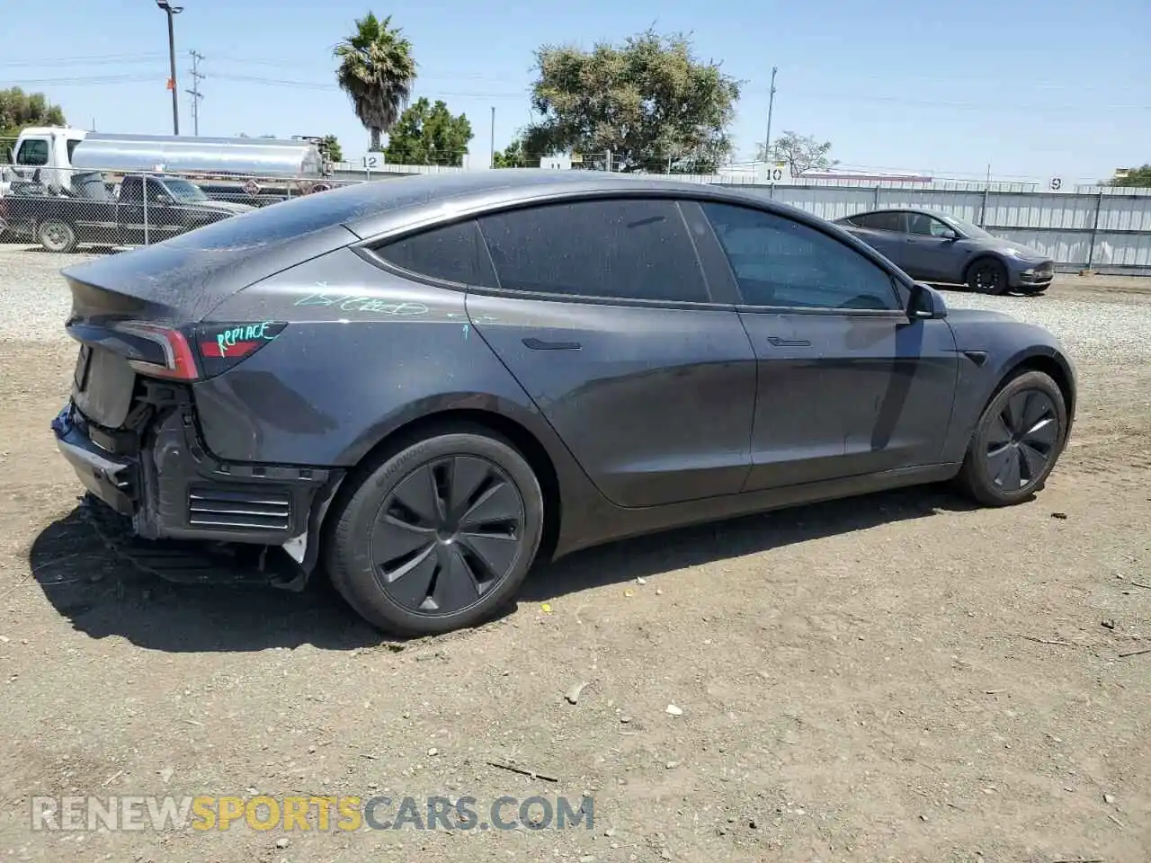 3 fotografías del automóvil dañado 5YJ3E1EA3RF727962 TESLA MODEL 3 2024