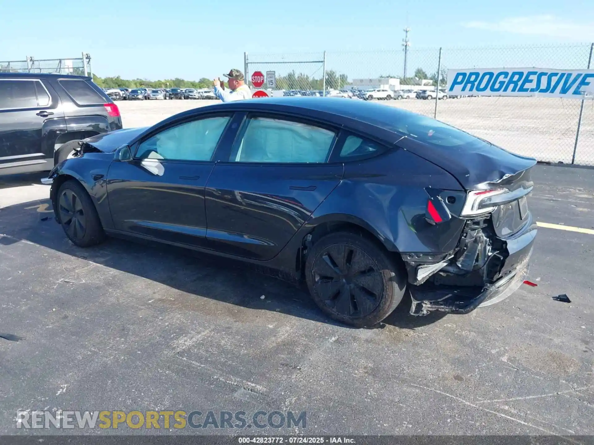3 fotografías del automóvil dañado 5YJ3E1EA3RF871771 TESLA MODEL 3 2024