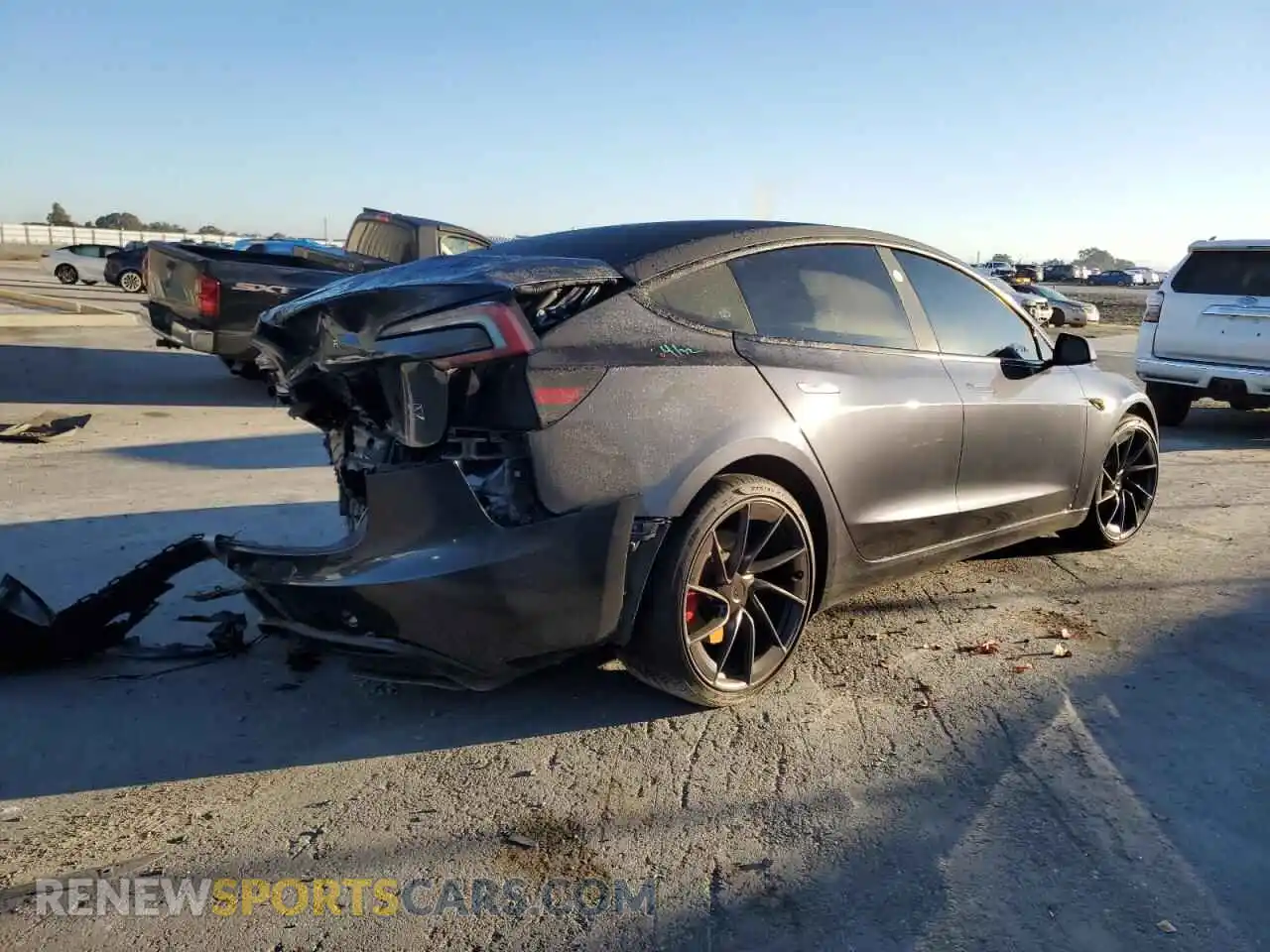 3 fotografías del automóvil dañado 5YJ3E1ET3RF799097 TESLA MODEL 3 2024