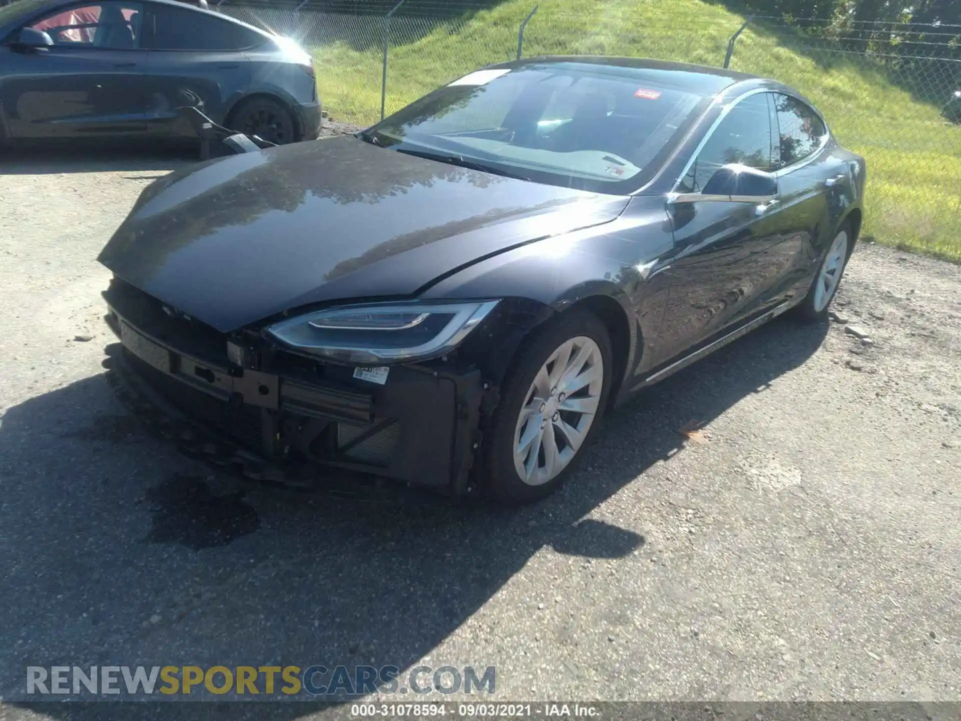 2 fotografías del automóvil dañado 5YJSA1E25KF307075 TESLA MODEL S 2019
