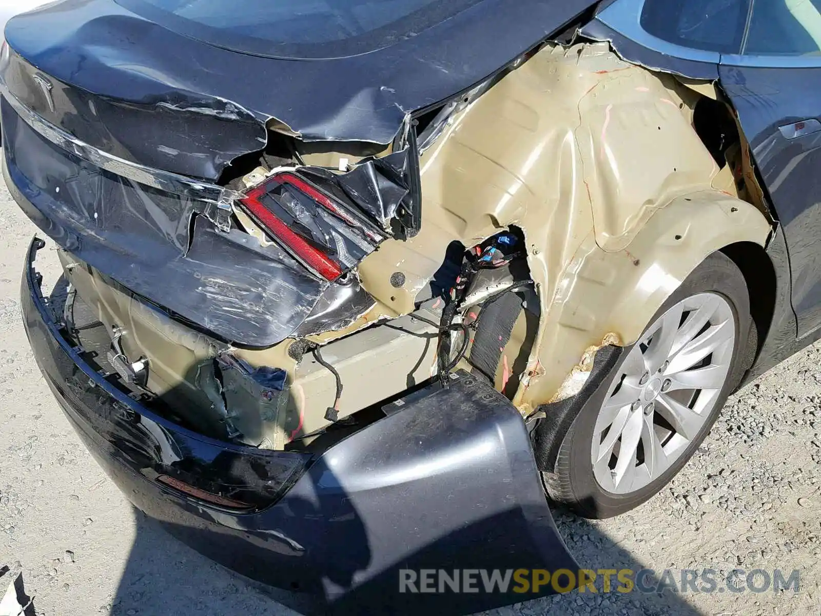 9 Photograph of a damaged car 5YJSA1E26KF312771 TESLA MODEL S 2019