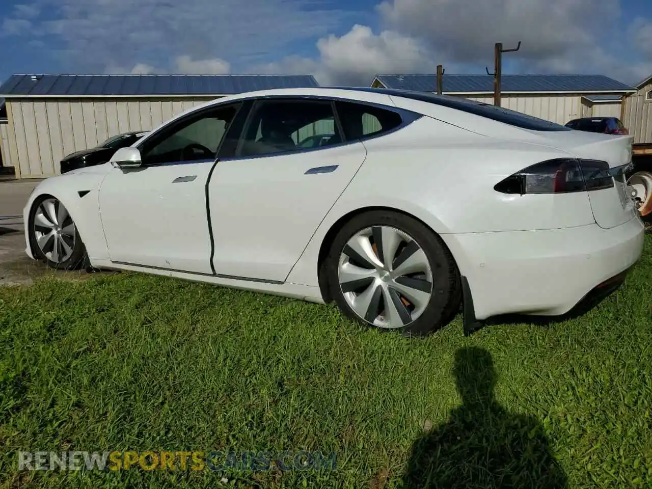 2 fotografías del automóvil dañado 5YJSA1E22LF415008 TESLA MODEL S 2020