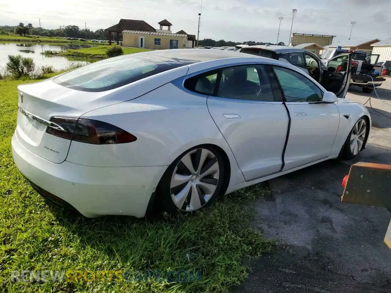 3 fotografías del automóvil dañado 5YJSA1E22LF415008 TESLA MODEL S 2020