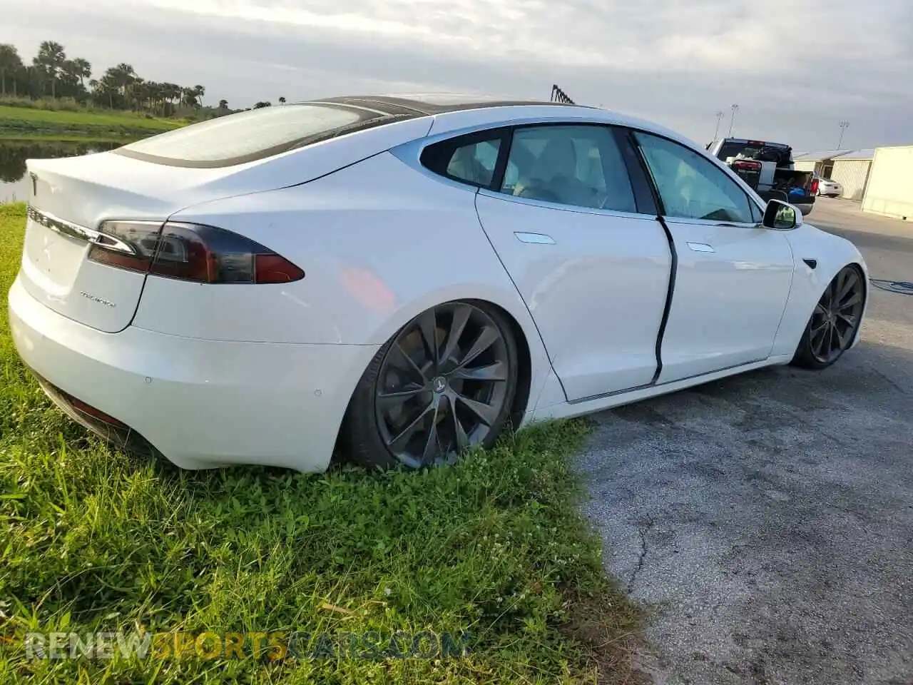 3 Photograph of a damaged car 5YJSA1E23MF425368 TESLA MODEL S 2021