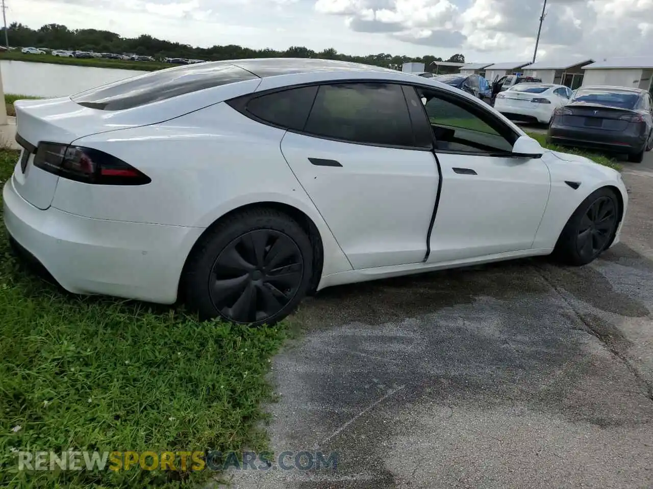 3 Photograph of a damaged car 5YJSA1E57NF487464 TESLA MODEL S 2022