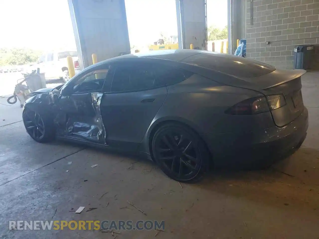 2 fotografías del automóvil dañado 5YJSA1E69NF477365 TESLA MODEL S 2022