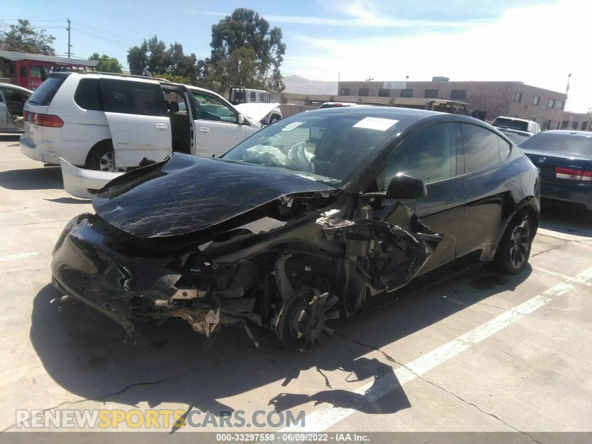 2 fotografías del automóvil dañado 5YJYGDEE0LF033807 TESLA MODEL Y 2020