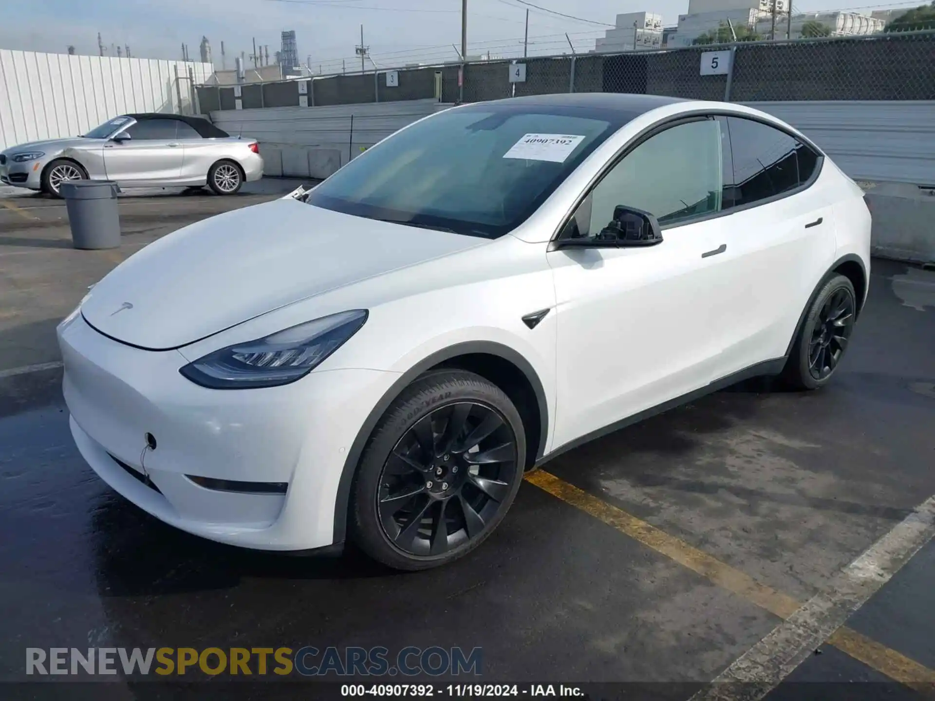 2 fotografías del automóvil dañado 5YJYGDEE3LF033283 TESLA MODEL Y 2020