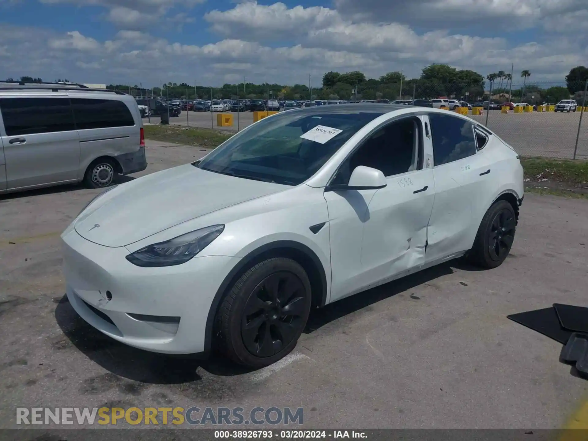 2 fotografías del automóvil dañado 5YJYGDEE5LF039781 TESLA MODEL Y 2020