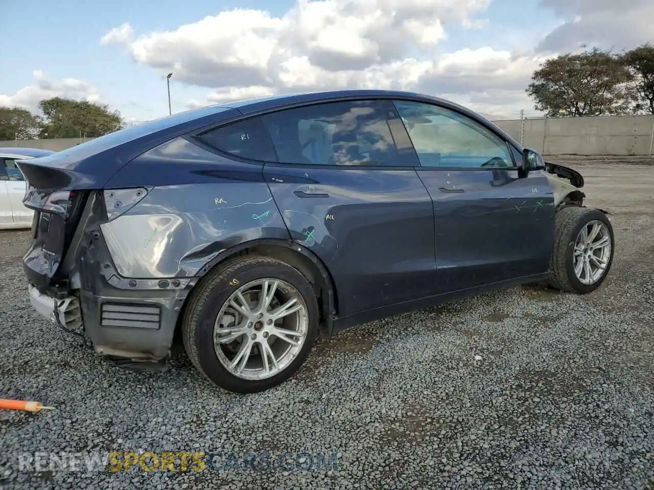 3 Photograph of a damaged car 5YJYGAEE0MF160069 TESLA MODEL Y 2021