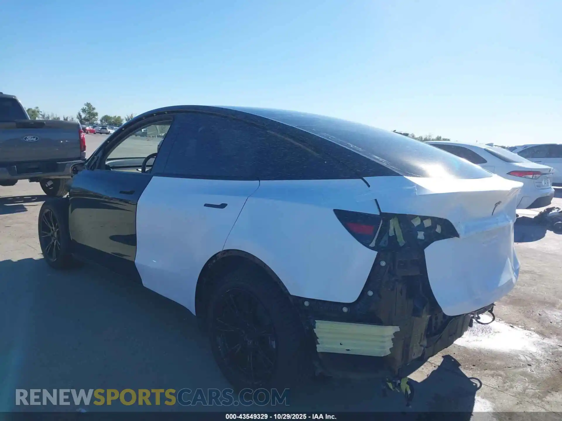 3 fotografías del automóvil dañado 5YJYGAEE3MF160003 TESLA MODEL Y 2021
