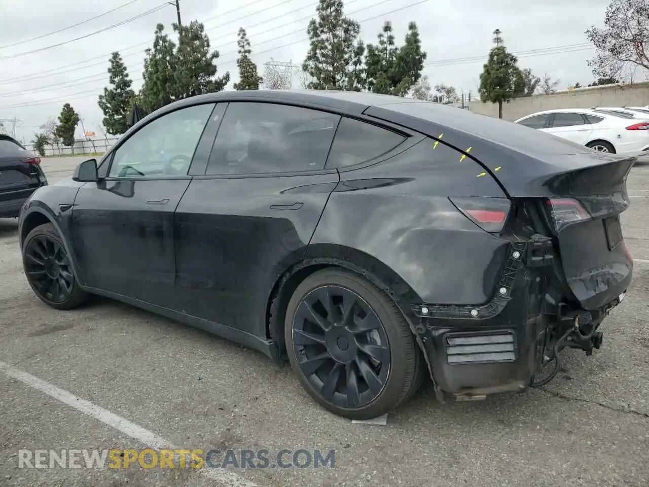 2 Photograph of a damaged car 5YJYGAEE5MF143672 TESLA MODEL Y 2021