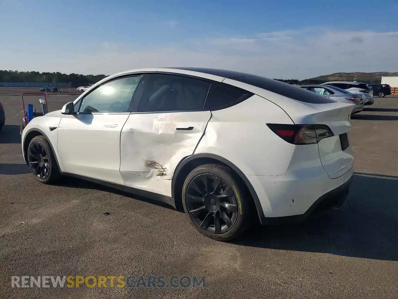 2 fotografías del automóvil dañado 5YJYGAEE5MF199451 TESLA MODEL Y 2021
