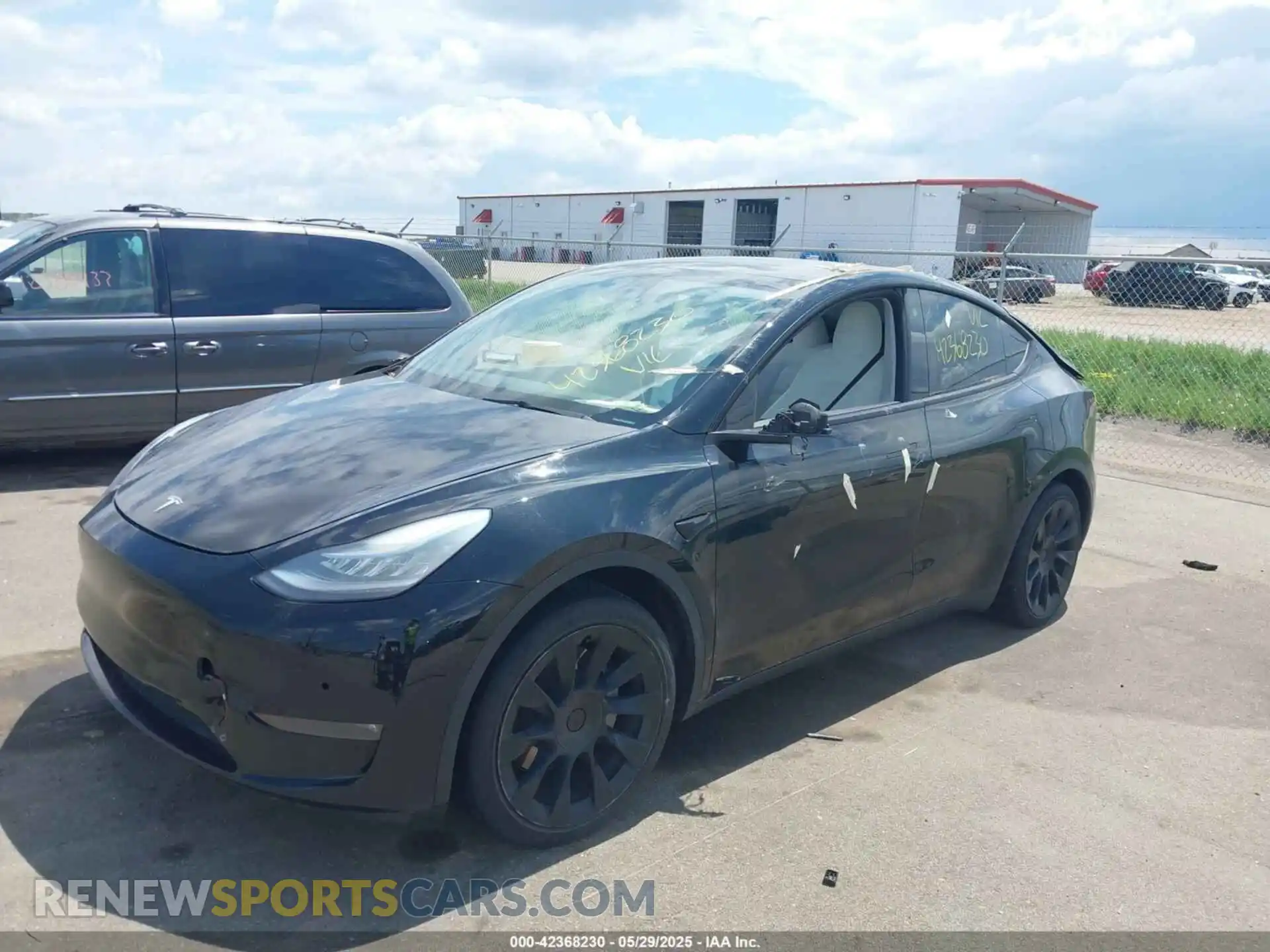 2 fotografías del automóvil dañado 5YJYGAEE9MF197671 TESLA MODEL Y 2021