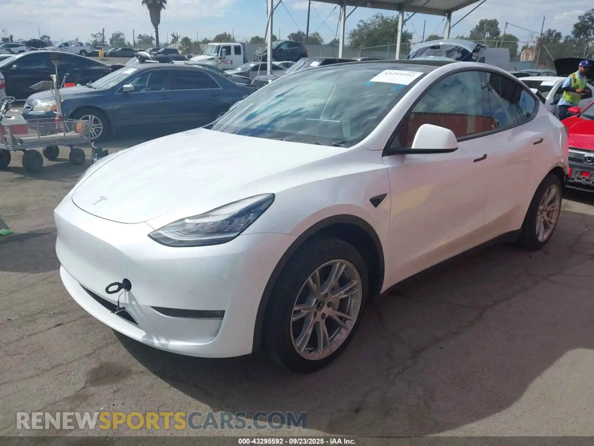 2 fotografías del automóvil dañado 5YJYGDED0MF133544 TESLA MODEL Y 2021