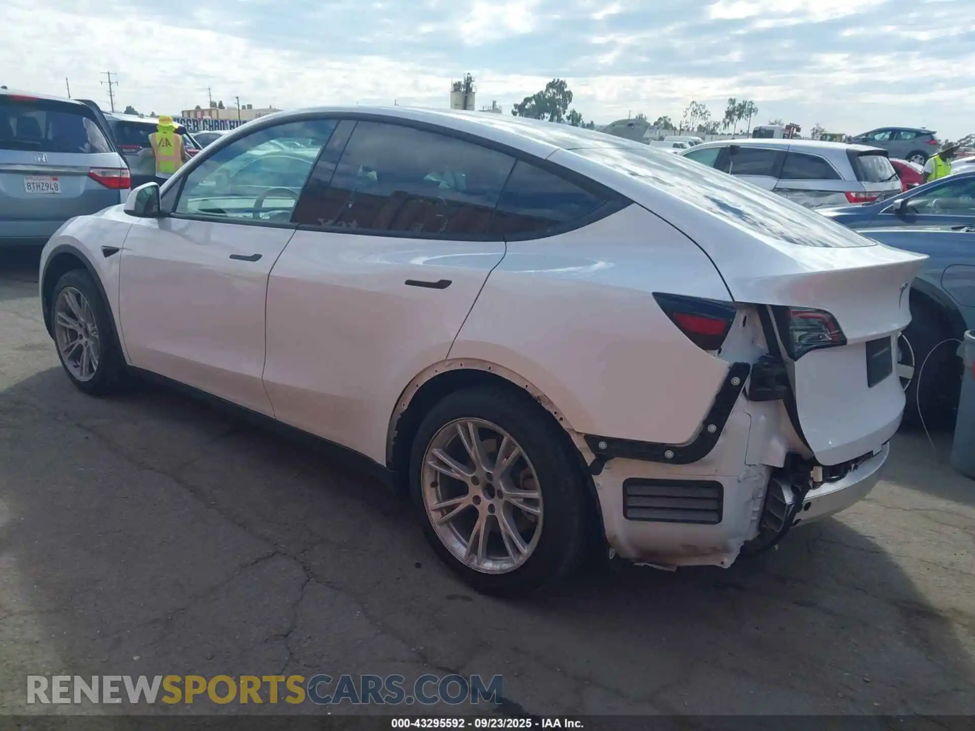 3 fotografías del automóvil dañado 5YJYGDED0MF133544 TESLA MODEL Y 2021