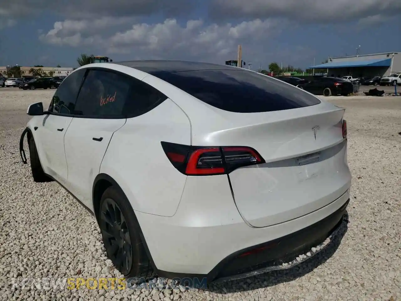 3 fotografías del automóvil dañado 5YJYGDED6MF114996 TESLA MODEL Y 2021