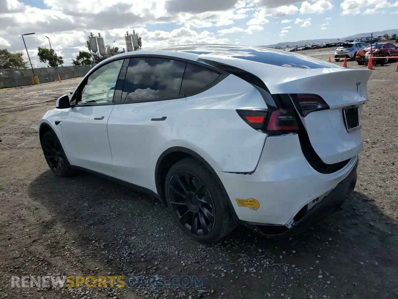 2 fotografías del automóvil dañado 5YJYGDEE0MF080661 TESLA MODEL Y 2021