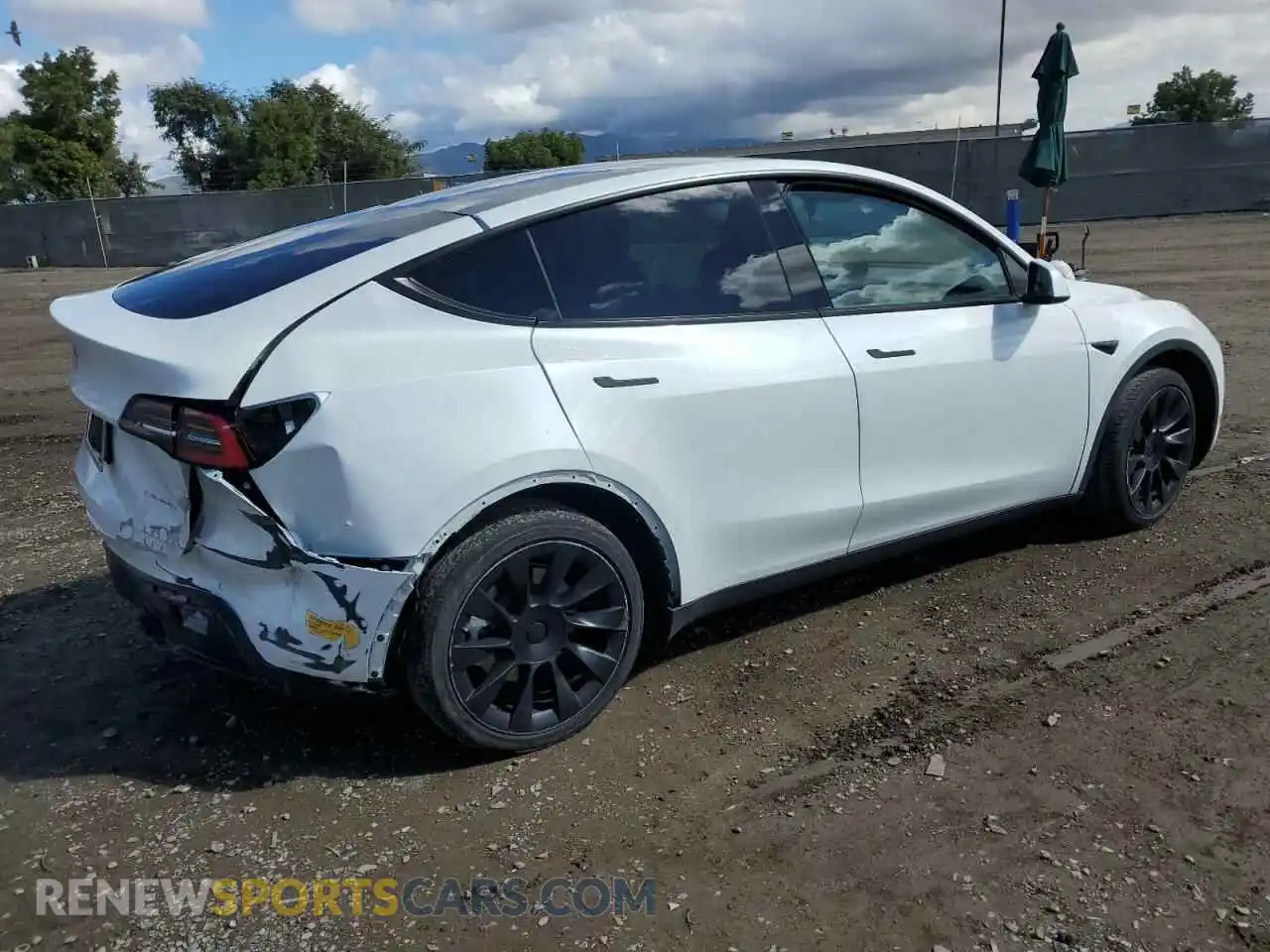 3 fotografías del automóvil dañado 5YJYGDEE0MF080661 TESLA MODEL Y 2021