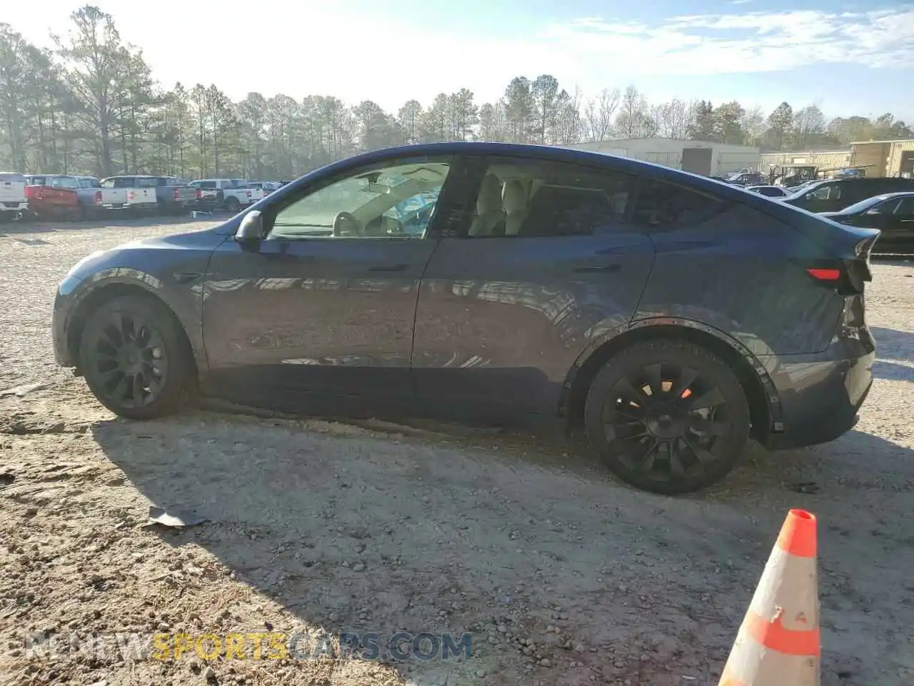 2 fotografías del automóvil dañado 5YJYGDEE2MF267805 TESLA MODEL Y 2021