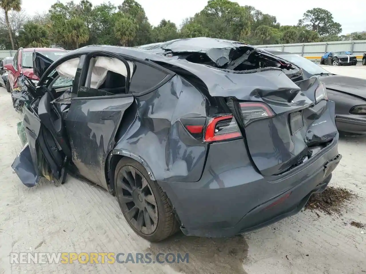 2 fotografías del automóvil dañado 5YJYGDEE3MF068889 TESLA MODEL Y 2021