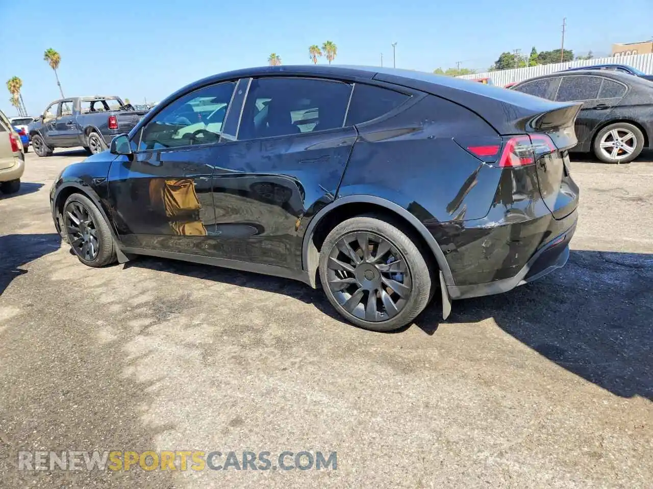 2 fotografías del automóvil dañado 5YJYGDEE3MF180236 TESLA MODEL Y 2021