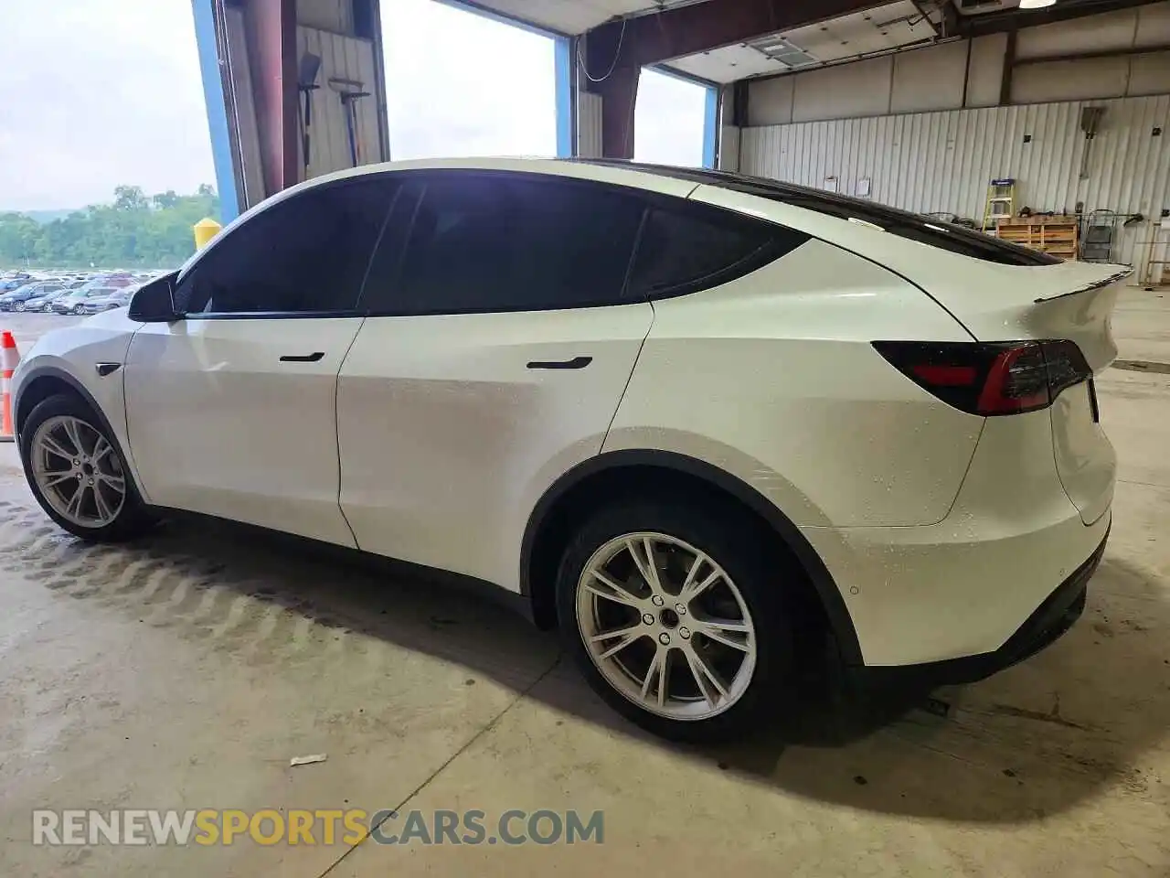 2 fotografías del automóvil dañado 5YJYGDEE4MF183243 TESLA MODEL Y 2021
